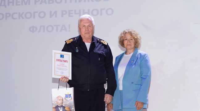Награждение работника Северо-Восточного бассейнового филиала
