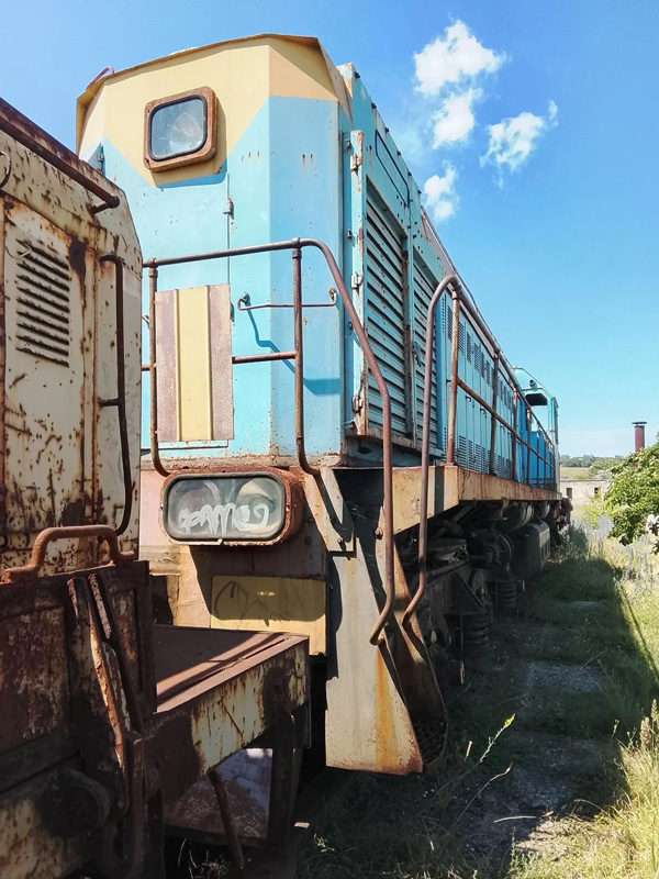 Тепловоз ТЭМ 2УМ 1990 года постройки Тепловоз ТЭМ 2УМ 1990 года постройки